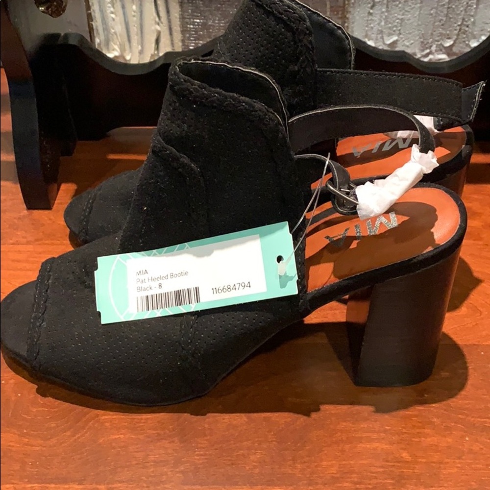 Shoes - Picture 2 of 7